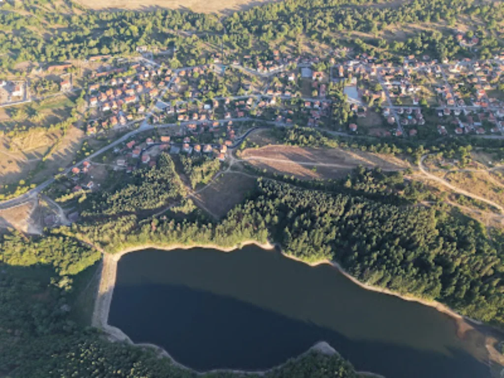 Синьото сърце на долината: Язовирът на Влашка река